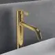Waschtischarmatur in brushed gold, mit stehender Auslaufhöhe und seitlichem Hebel, gefertigt von Ideal Standard. Minimalistisches Design für moderne Badezimmer.